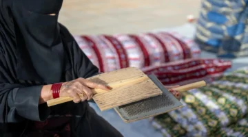 احتفال تراثي في رفحاء.. أزياء ولوحات تاريخية تزين المدارس بيوم التأسيس